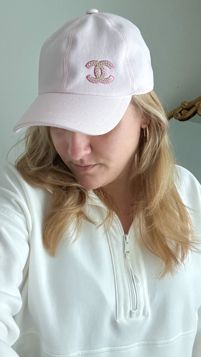 CHANEL ピンク キャップ Chanel 22P Light Pink Denim Gold Sequin CC Logo Baseball Cap