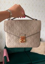 Load image into Gallery viewer, Louis Vuitton Empreinte Pochette Metis Turtledove