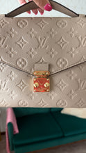 Load image into Gallery viewer, Louis Vuitton Empreinte Pochette Metis Turtledove
