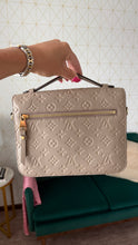 Load image into Gallery viewer, Louis Vuitton Empreinte Pochette Metis Turtledove