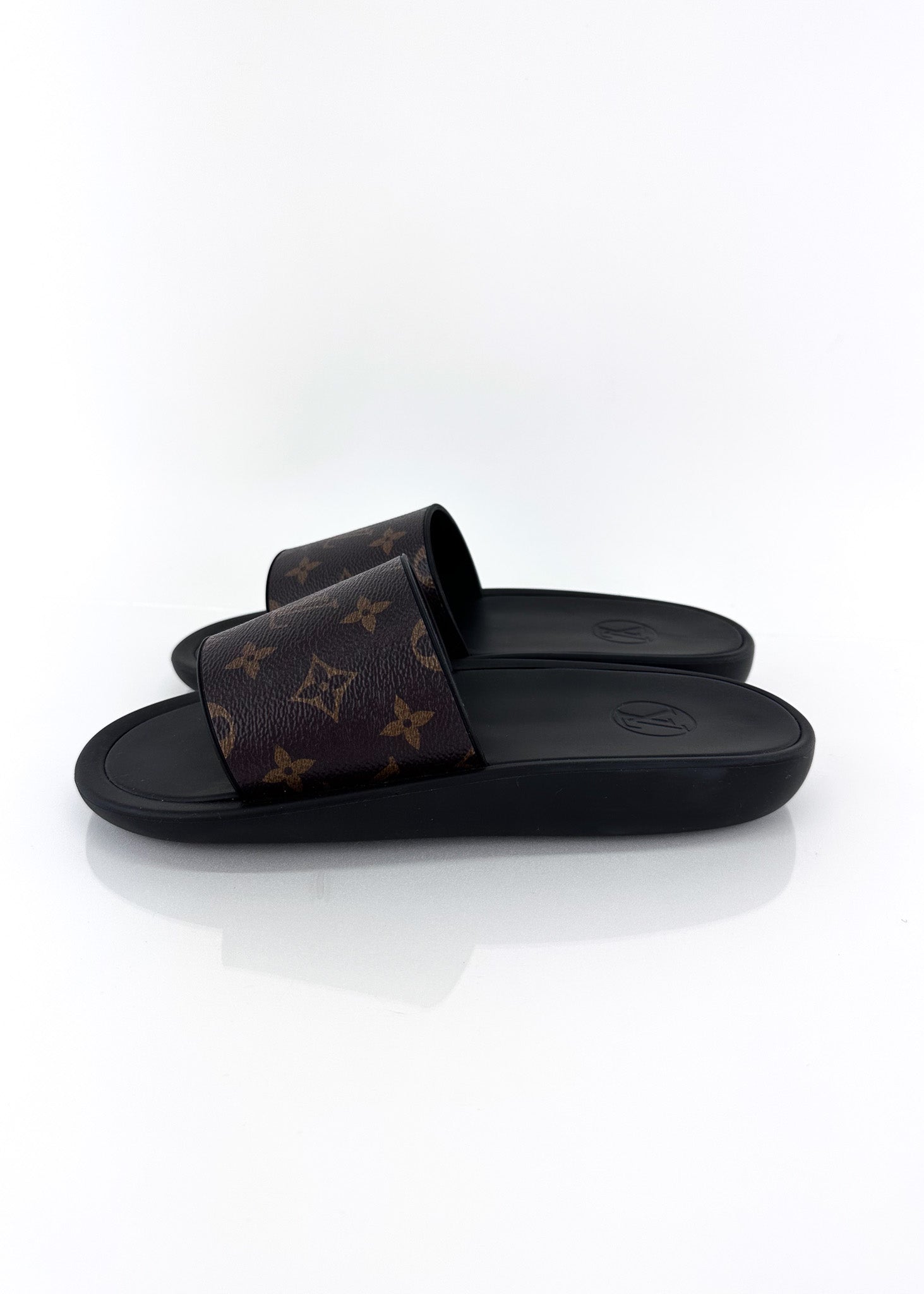 Louis Vuitton Monogram Eclipse Slides. Size 39. Made in Italy. No