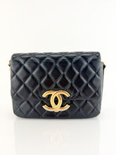 Load image into Gallery viewer, Chanel Shiny Lambskin Single Flap Black