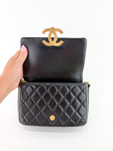 Load image into Gallery viewer, Chanel Shiny Lambskin Single Flap Black