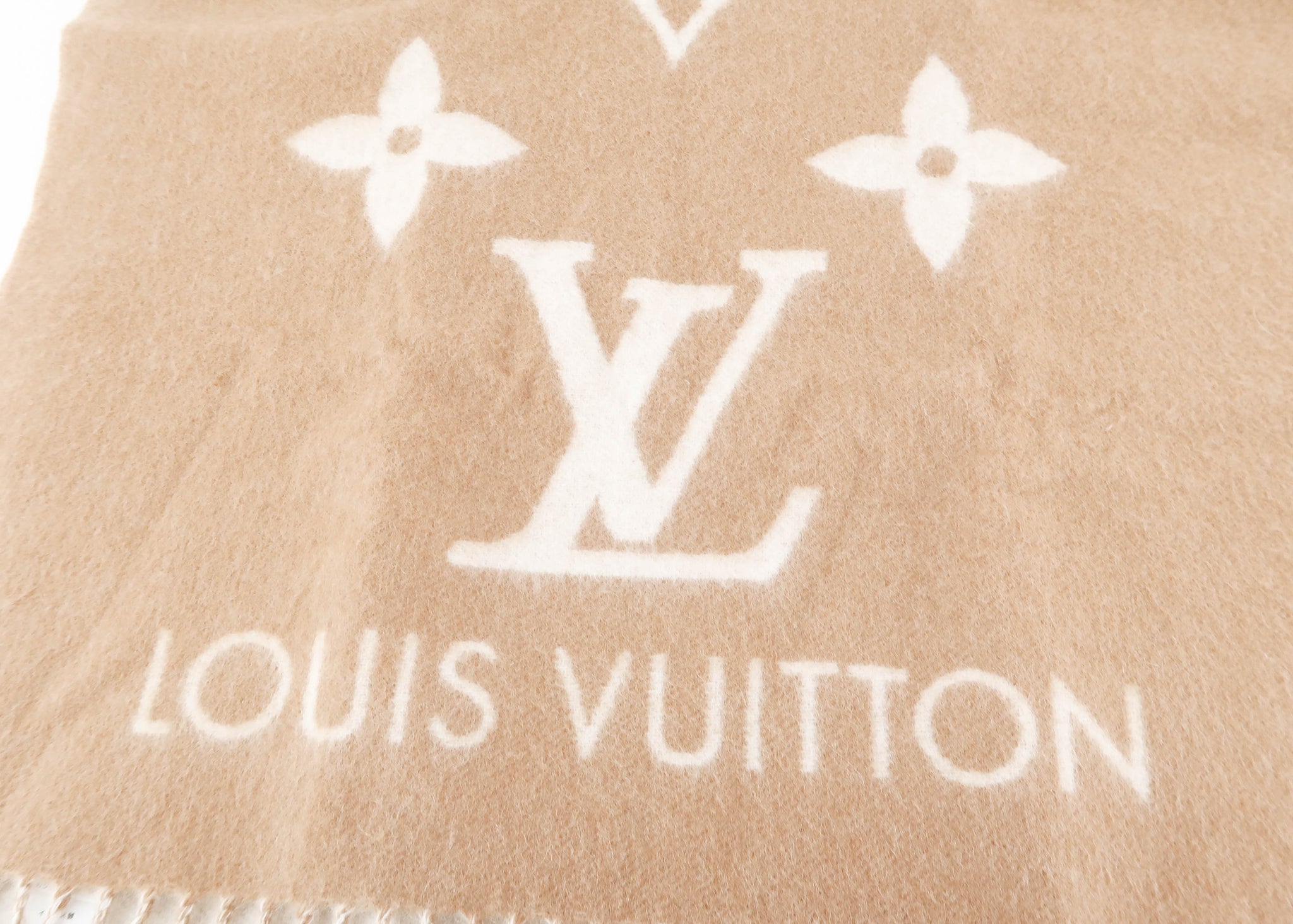 Louis Vuitton M76067 Reykjavik Scarf , Beige, One Size