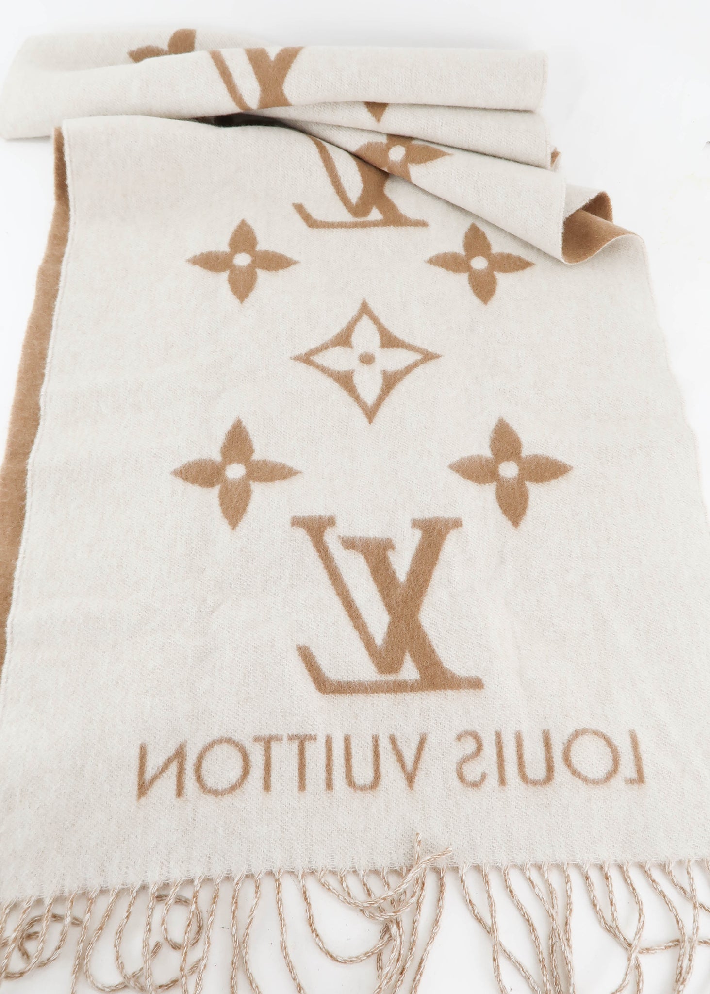Auth NIB Louis Vuitton Monogram REYKJAVIK Scarf Sand Color