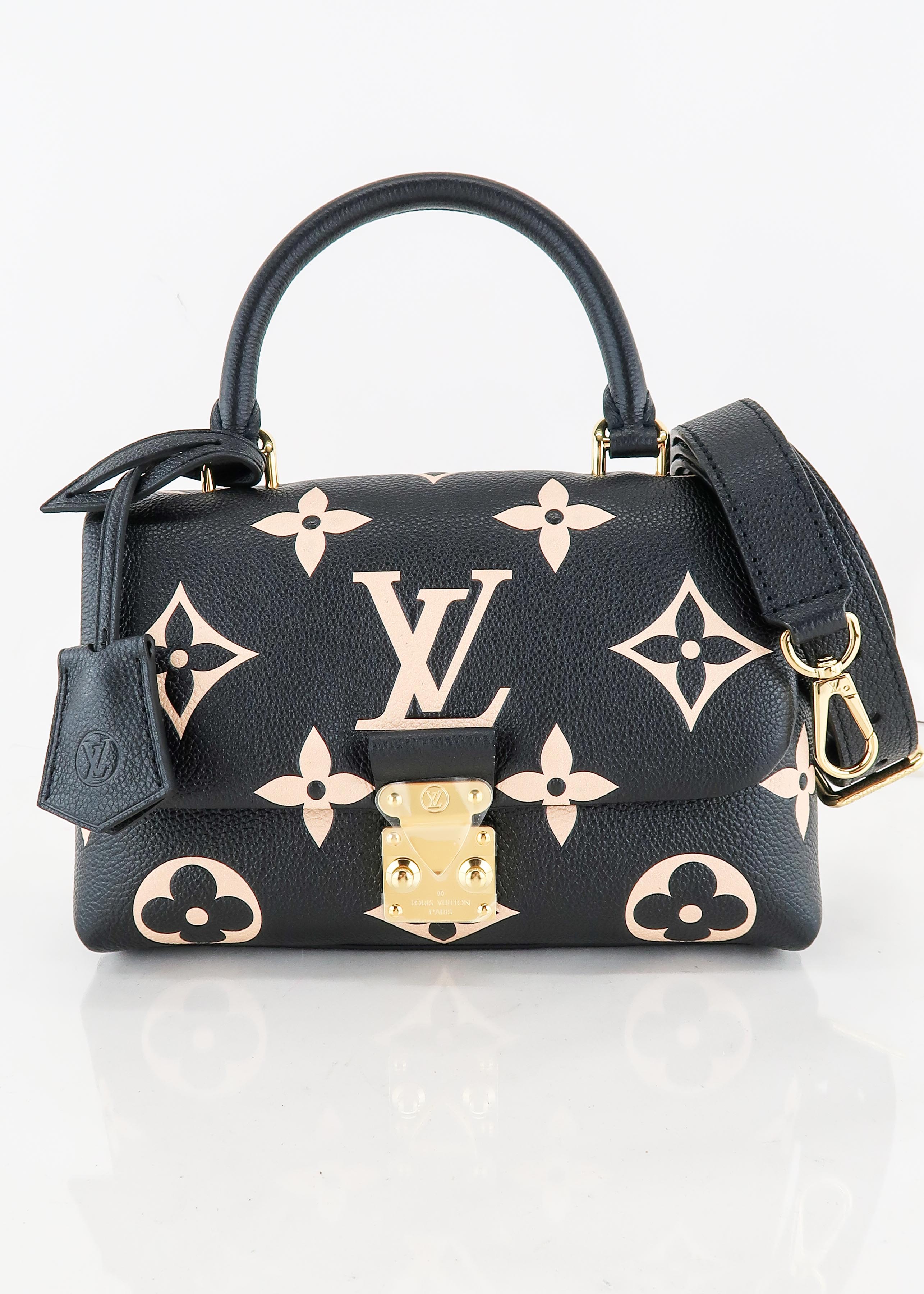 What's In My Louis Vuitton MADELEINE BB Bag 👜