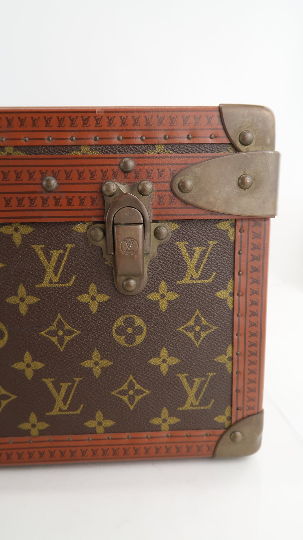 This Louis Vuitton monogrammed suitcase is type Alzer 65