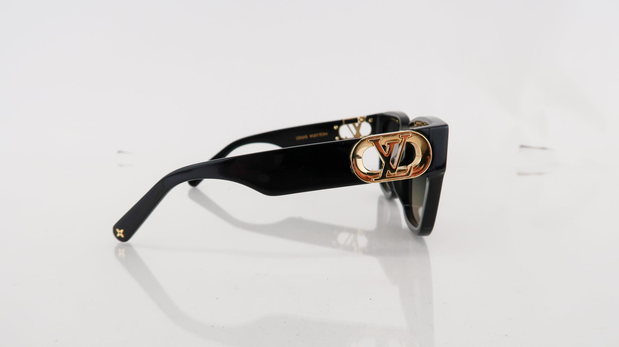 Louis Vuitton LV Link PM Cat Eye Sunglasses Black Acetate. Size W