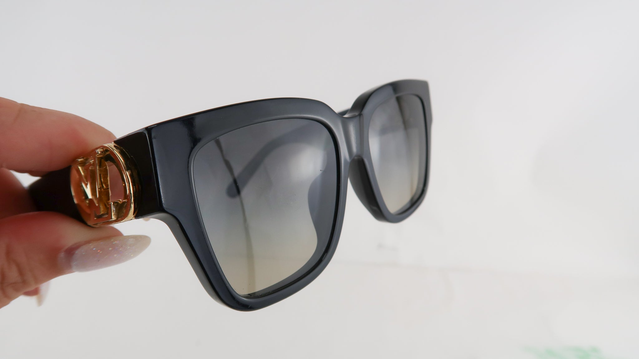 Louis Vuitton LV Link Cat Eye Sunglasses Black Acetate. Size W