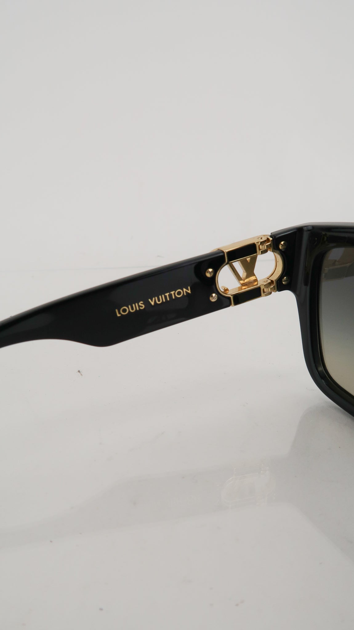 Louis Vuitton LV Link Light Cat Eye Sunglasses Black Acetate & Metal. Size E