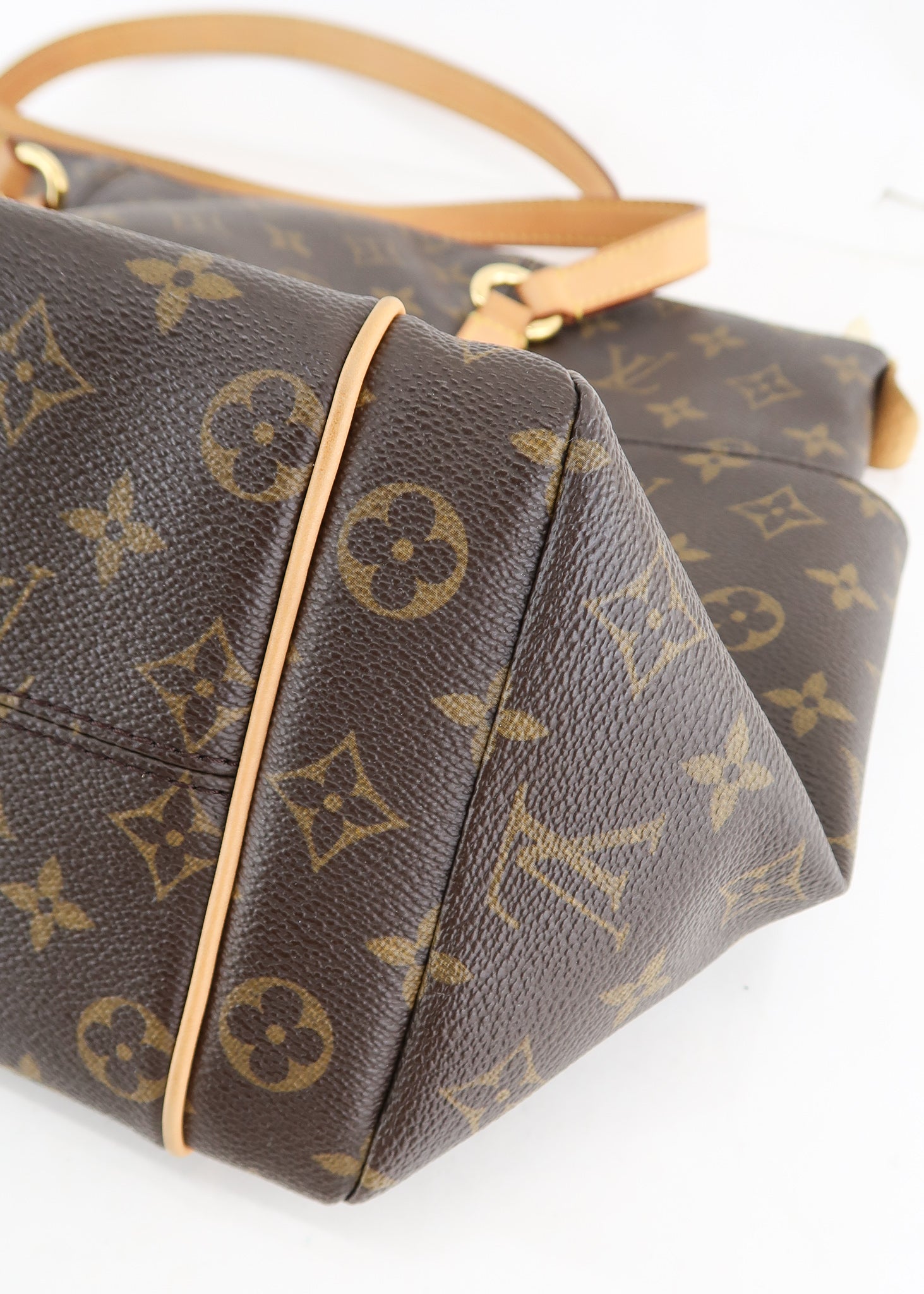 Louis Vuitton Monogram is a staple that everyone needs in their closet 🤩  It pairs so well with ANY outfit! And can be dressed up or…