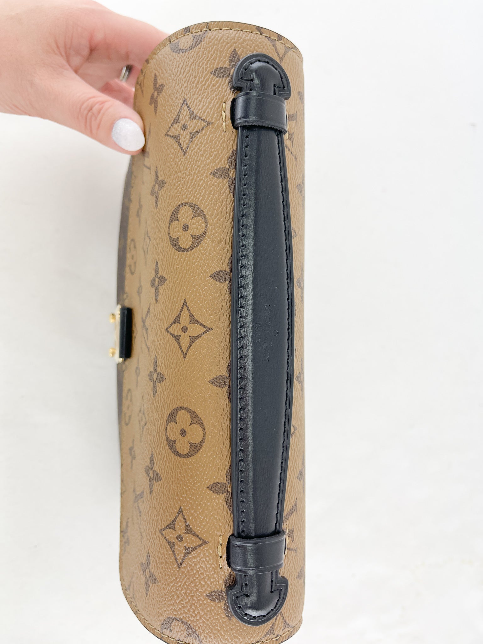 Pochette Metis in monogram with back leather zipper pull. I have