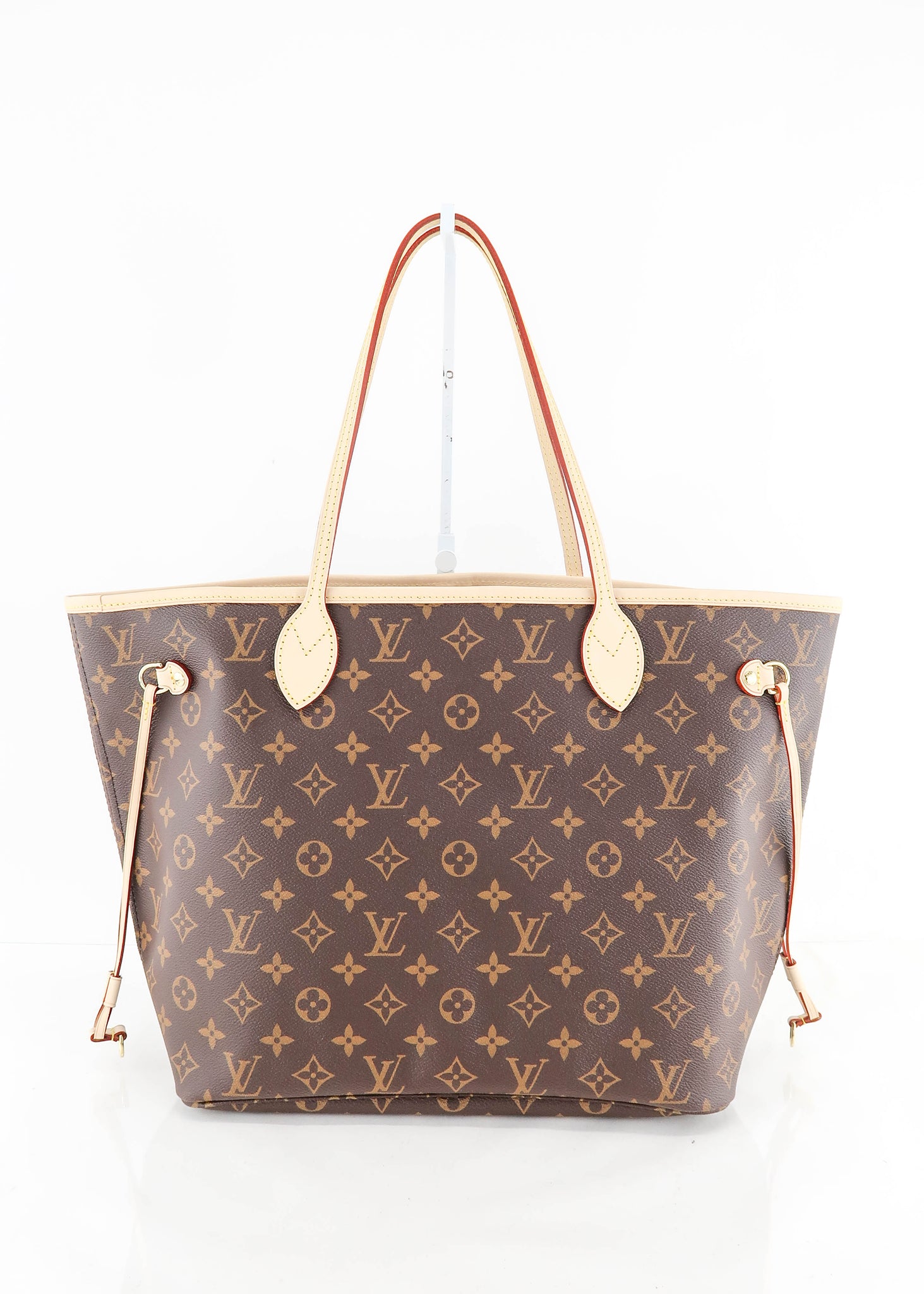 I love my neverfull, I wish it were monogrammed though. So chic